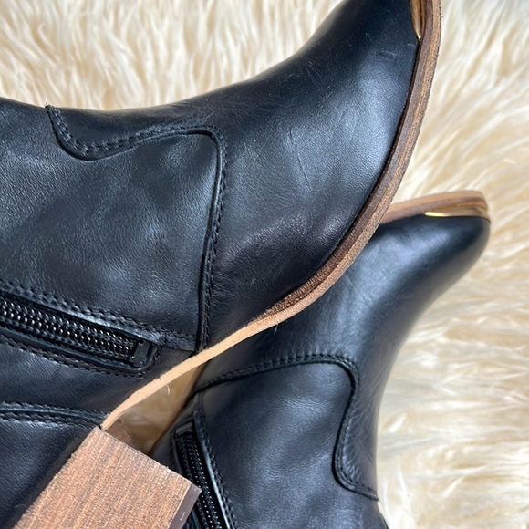 🆕 ALDO BLACK LEATHER ANKLE BOOTS WITH GOLD METAL ON THE TIP SIZE 8.5 - Picture 6 of 11
